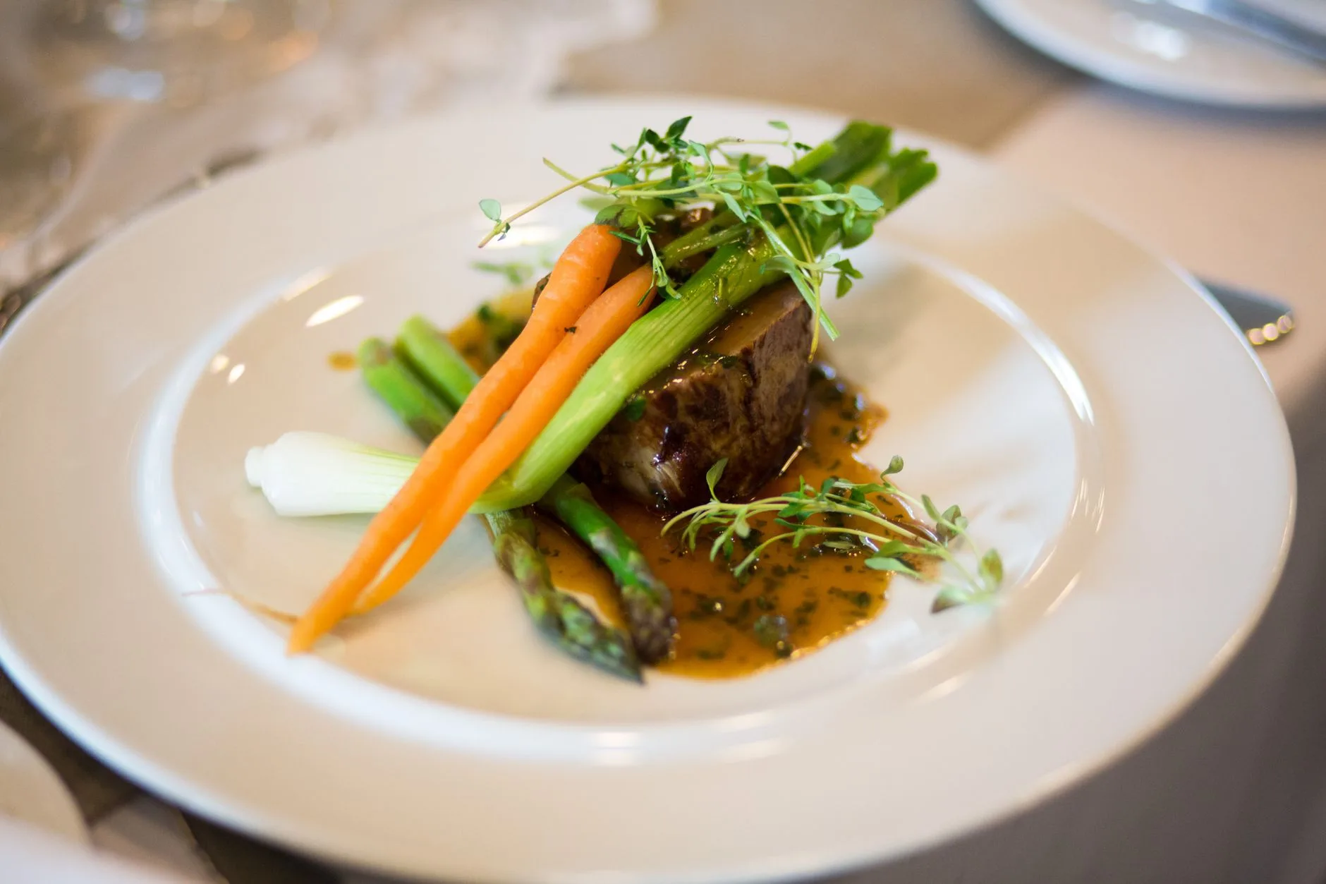 Gedeckter Tisch im Restaurant Schattentisch